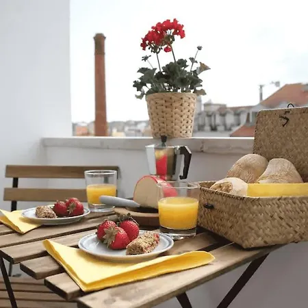 Maria Do Bairro With Balcony And Elevator Лісабон