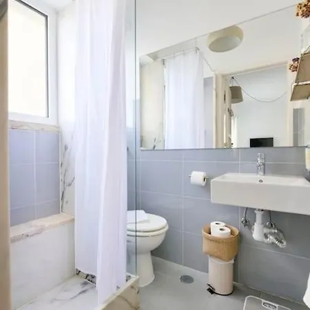 Maria Do Bairro With Balcony And Elevator Апартаменти