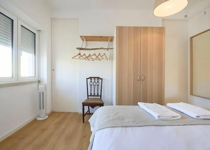 Maria Do Bairro With Balcony And Elevator Lejlighed