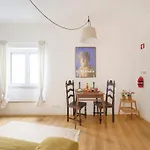 Apartamento Maria Do Bairro With Balcony And Elevator