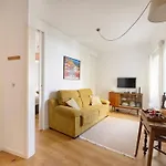 Maria Do Bairro With Balcony And Elevator Apartamento *